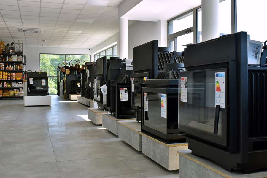 Wkłady kominkowe wewnątrz budynku Vento Kominki w Kwidzynie